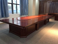 Table de conférence moderne aspect bois avec module de gestion des câbles central pour salles de réunion d'entreprise