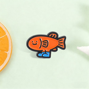 Broche en émail en forme de poisson orange mignon avec chaussures bleues pour la décoration de sac à dos - Product Image 1
