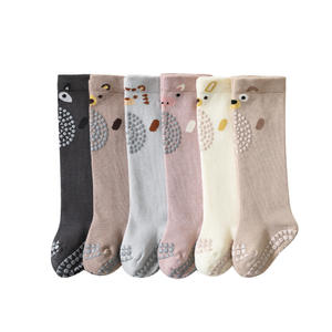 Chaussettes aux genoux en coton personnalisées en gros pour nouveau-nés Chaussettes de marche antidérapantes pour bébé pour la protection des genoux Chaussettes à pince au sol - Product Image 5
