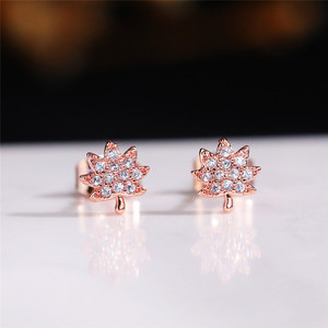 Orecchini a Perno con Cristalli a Forma di Foglia d'Acero per Donne, Mini Accessori Eleganti Ispirati alla Natura per Uso Quotidiano - Product Image 4