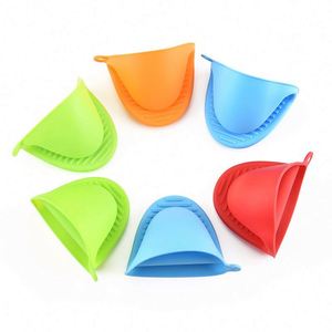 Mitaines de cuisine et dessous de plat en silicone, résistantes au micro-ondes, pour la cuisson professionnelle et les fêtes de Noël - Product Image 1
