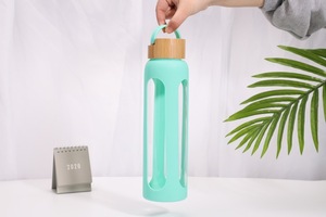 Bouteille d'eau en verre borosilicate haute résistance à la chaleur avec couvercle en silicone - Product Image 4
