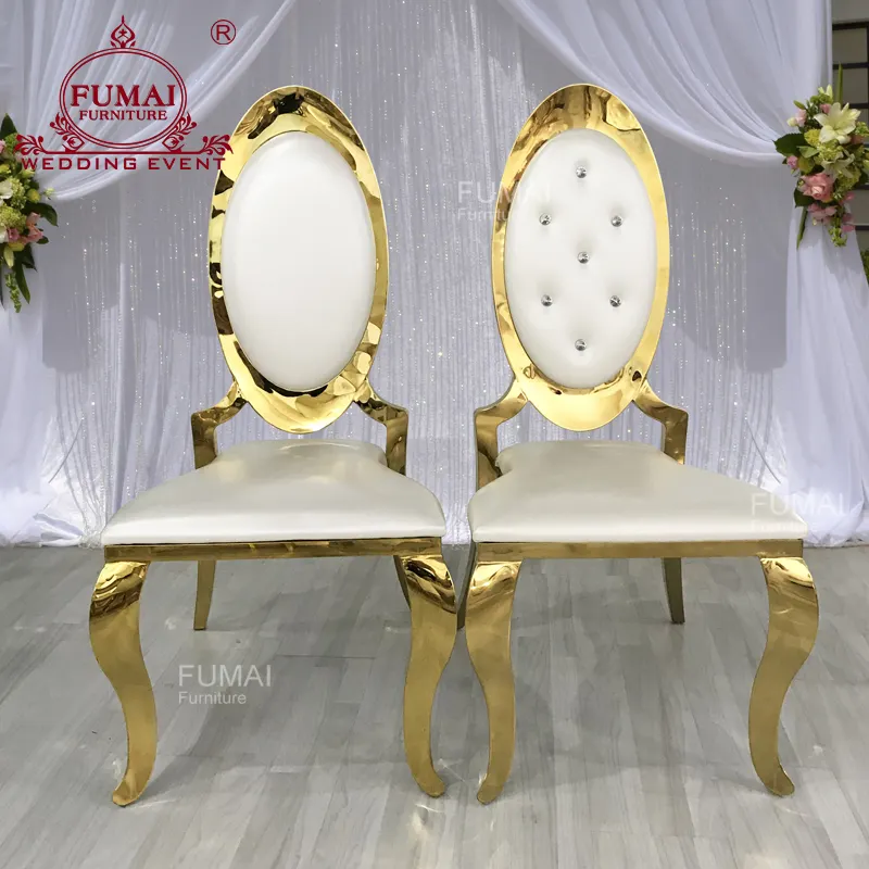 Sedie romantiche in acciaio inossidabile dorato per la cerimonia nuziale con cuscino bianco