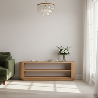 Table basse de luxe RH Mulholland en bois de chêne massif, meuble TV avec piliers verticaux texturés, deux étagères ouvertes, salon moderne