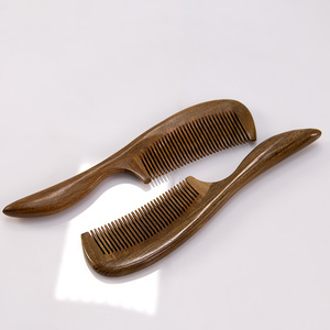 Peignes <span class=keywords><strong>à</strong></span> <span class=keywords><strong>cheveux</strong></span> portables <span class=keywords><strong>en</strong></span> <span class=keywords><strong>bois</strong></span> de santal naturel pour masser le peigne <span class=keywords><strong>en</strong></span> <span class=keywords><strong>bois</strong></span> antistatique avec sac de rangement - Product Image 1