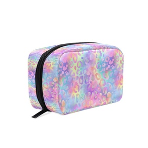 Pochette de rangement pour cosmétiques à imprimé léopard personnalisé, petite trousse de toilette de voyage avec fermeture éclair pour femmes - Product Image 1