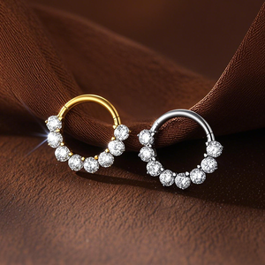 Anillos de aro de segmento con bisagras de titanio de grado de implante con orientación hacia adelante Pave White Zircons Golden Nose Septem Ring Daith Pendiente - Product Image 2