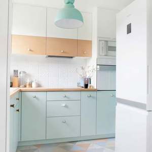 Armoires de luxe vertes à tons froids, lave-vaisselle encastré, rangement complet des armoires, style îlot, pour usage commercial de petite taille - Product Image 4