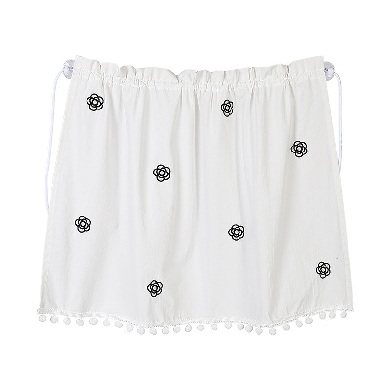 Rideaux brodés en coton pompon avec camélia