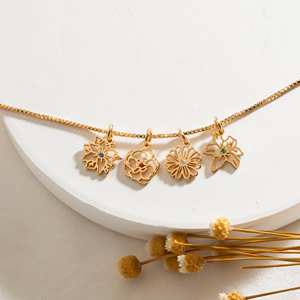 Nouveau acier inoxydable exquis <span class=keywords><strong>naissance</strong></span> fleur <span class=keywords><strong>collier</strong></span> famille <span class=keywords><strong>collier</strong></span> pour <span class=keywords><strong>maman</strong></span> <span class=keywords><strong>naissance</strong></span> fleur bijoux cadeau personnalisé pour elle - Product Image 3