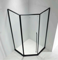 Paroi de salle de bain moderne en verre en forme de diamant, porte coulissante étroite utilisée pour séparer les zones sèches et humides dans les salles de douche d'hôtel