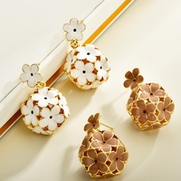 Dernier design Boucles d'oreilles en cuivre émaillées à motif floral ajouré et effet goutte d'huile pour femmes, polyvalentes pour le quotidien