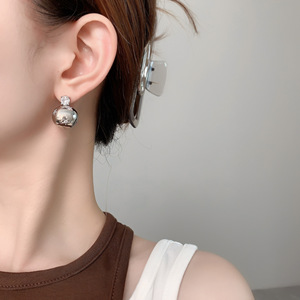 Boucles d'oreilles clous style français, boule dorée scintillante, zircon, design médiéval vintage élégant et unique pour femme - Product Image 3