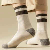 Chaussettes classiques personnalisées en gros, chaudes, confortables, respirantes, épaisses en tissu éponge, chaussettes thermiques pour hommes, chaussettes mi-mollet pour l'hiver quotidien