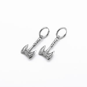 Boucles d'oreilles créoles pour hommes plaquées or, hypoallergéniques, avec breloque hache Viking gravée, style vintage Viking Punk Gothique, pour oreilles percées, cadeau - Product Image 5