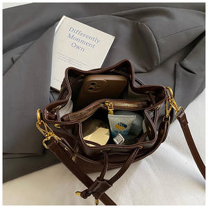 Sac à main en PU haut de gamme transfrontalier, petit sac seau givré, nouveau style hiver 2025 pour femme, sac bandoulière à cordon de serrage - Product Image 4