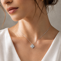 Pendentif en moissanite certifié GRA VVS en forme de fleur à quatre pétales, en argent S925 plaqué or blanc, serti de quatre griffes sécurisées, avec chaîne fine.