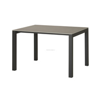 Table de salle à manger au design simple avec plateau rectangulaire en pierre frittée grise et base en métal noir, avec 6 chaises