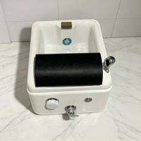 Fauteuil de pédicure professionnel de luxe pour salon, avec cuve acrylique profonde, fonction bain d'huile, lampe LED et système de jets sans conduites pour massage des pieds et des ongles.