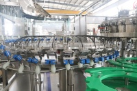 Machine de remplissage liquide efficace pour les boissons gazeuses naturelles 1000-2000 BPH Ligne d'embouteillage Utilisé Condition Core Components-Bearings