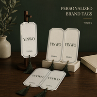 Étiquettes suspendues YINWO de forme personnalisée, impression de logo personnalisée, œillet à pompon, OEM ODM