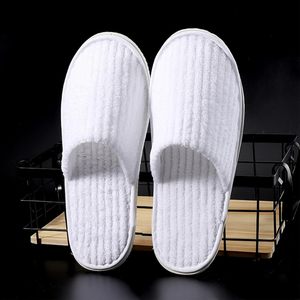 Pantoufles blanches SPA en polaire corail antidérapantes, respirantes et portables pour hôtel, invités, femmes, hommes et voyage - Product Image 3