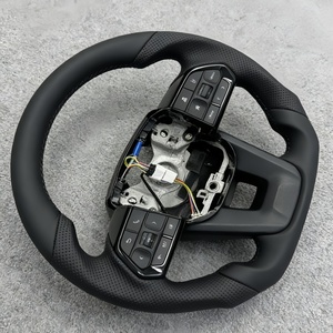 Volante Deportivo en Oferta, Apto para Toyota LC300, con Patrón de Fibra de Carbono y Cuero Perforado - Product Image 6