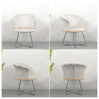 Fauteuil rembourré en velours, chaise de salle à manger moderne avec dossier sculpté, métal argenté poli pour usage résidentiel et commercial