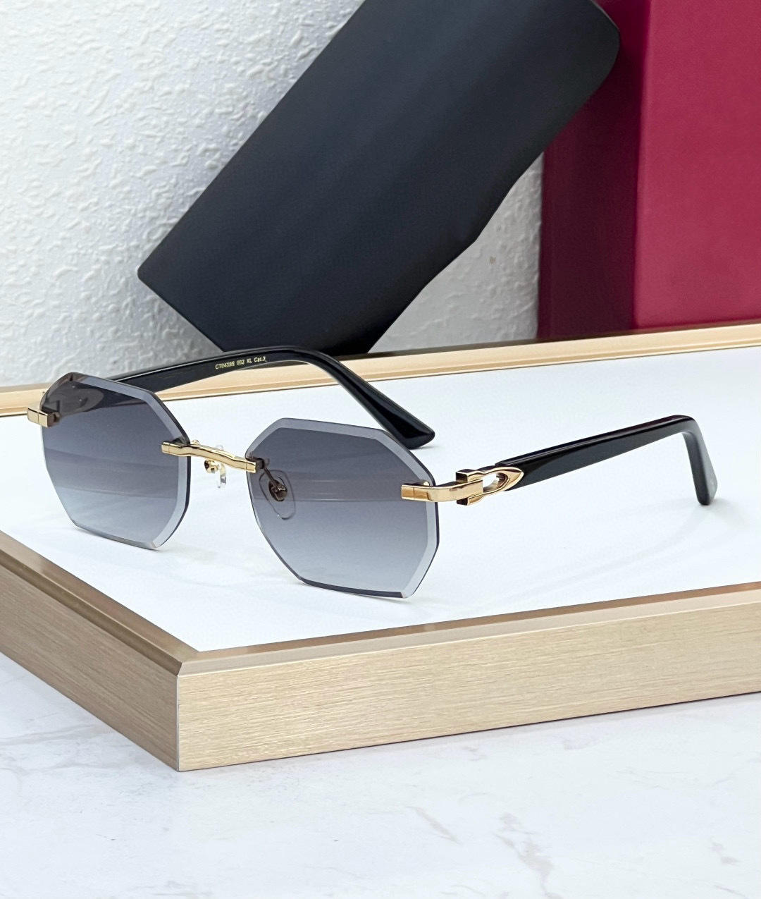 Black gold legs gradually turn gray