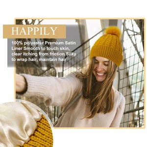 Femmes et hommes chaud câble tricot Satin doublé Beanie avec <span class=keywords><strong>pompon</strong></span> uni classique acrylique Designer Beanie chapeaux - Product Image 4