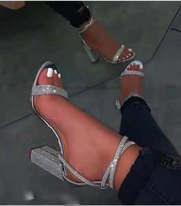 Vente directe usine en gros – Sandales sexy à talon épais et strass avec anneau de cheville pour femme - Product Image 3