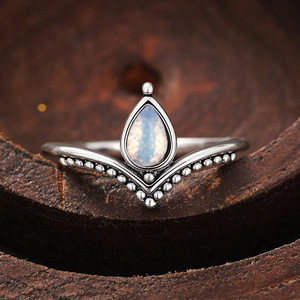 Anello con pietra a goccia a forma di V, gioiello da mano semplice e unico in stile INS per donna, nuovo stile - Product Image 5