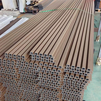 Panel Dinding WPC Luar Ruangan Tahan Cuaca Tahan UV Panel Cladding Dinding Slat Eksterior untuk Dekorasi Fasad Taman Villa