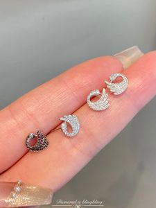 Boucles d'oreilles clous pour femme Xinfly en or 18 carats, diamant naturel rond taillé en forme de cygne 0,22 carat, collection Oiseaux - Product Image 5