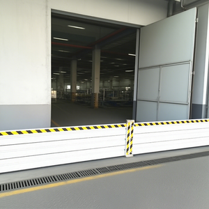 Des barrières d'inondation simples en aluminium en métal et des portes d'inondation sont utilisées pour la protection des systèmes de sécurité à la maison - Product Image 4