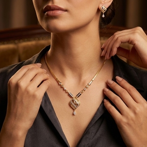 Ensemble de bijoux de mode traditionnels pour la mariée, élégant collier à pendentif géométrique en or avec boucles d'oreilles assorties pour femmes - Product Image 4