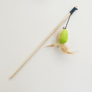 Varita de madera para gatos con juguete de tela, pluma y campana - Product Image 2