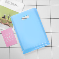 Sacs en plastique bleus multicolores personnalisés avec impression de logo, poignées découpées, haute capacité de charge, réutilisables