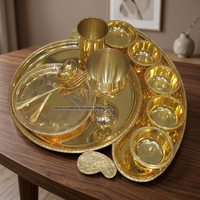 Service de table traditionnel en laiton écologique avec assiettes Thali, bols, cuillères en verre et motifs incrustés d'or pour mariage