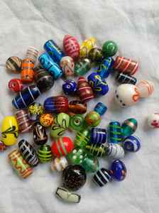 Perles en verre soufflé à la main assorties en boîte, motifs multicolores pour la fabrication de bijoux, projets d'artisanat et magasins de perles - Product Image 3