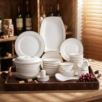 Service de table haut de gamme en porcelaine fine européenne, motif rayures verticales en relief, avec bord doré, pour la maison, les mariages, les fêtes et l'usage quotidien