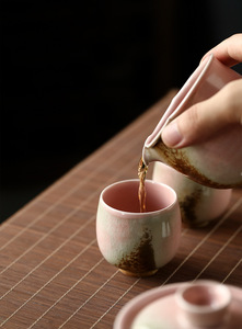 Service à thé Kung Fu en bois de 6 pièces, avec glaçure craquelée rouge et motif rose, comprenant une coupelle de présentation en forme de bol. - Product Image 4