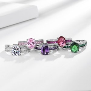 แหวนหมั้นทรงวงรีประดับเพชร CZ สีชมพูแบบสองแถว ดีไซน์แบบ Bridge Cut ประดับด้วย Cubic Zirconia - Product Image 2