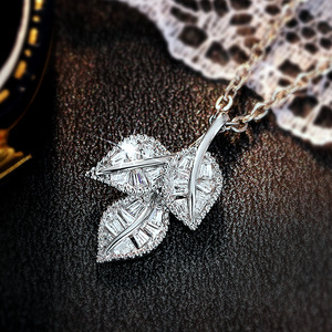 Ciondolo in Oro Bianco con Diamanti Taglio Baguette Colore G Pietra Naturale Stile Romantico Gioiello da Donna per Uso Quotidiano XL1509 - Product Image 1