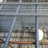 Profilé d'angle en plâtre avec armature en treillis métallique galvanisé pour bande de protection murale extérieure en stuc