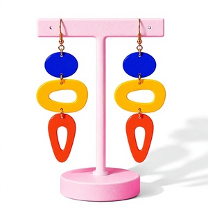 Boucles d'oreilles créoles tendance en résine rouge, faites à la main, fantaisie, bijoux pour femmes, boucles d'oreilles statement en acrylique lucite pour les soirées - Product Image 3
