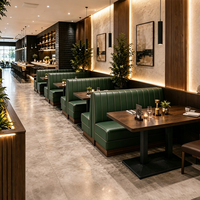 Ensemble de table à manger verte cannelée avec banquette en cuir, plateau massif et double piétement, mobilier commercial personnalisable pour restaurant, OEM