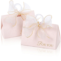 Boîte cadeau personnalisée rose blush avec motif floral en relief, impression dorée et poignée en organza pour emballage de marque de luxe, vente en gros