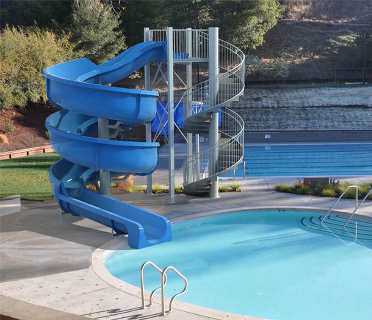 de zomer vakantie gebruikt waterpark slide