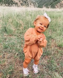 Combinaison bébé à manches longues en tissu éponge uni, coupe ample avec ourlet côtelé et boutons-pression - Product Image 2